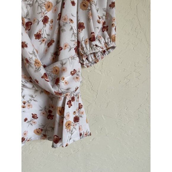 New! ASTR Taupe Rust Floral Peplum Top Size Medium Short Sleeve V-Neck White Puf - Picture 5 of 7